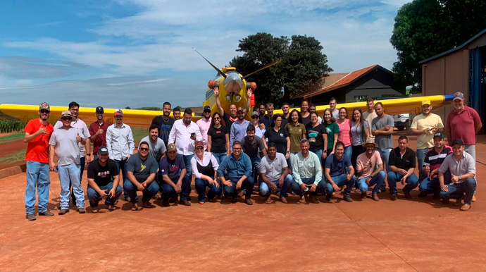 Divulgação - Alunos de Agronomia da Unopar Anhanguera Assis na Vale Paranapanema Avião Agrícola - Foto: Divulgação