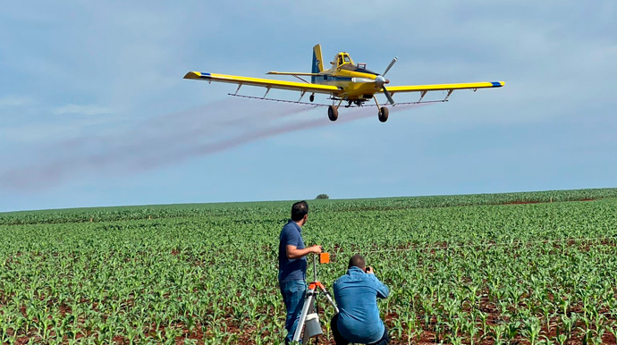 Divulgação - Os alunos puderam testemunhar e participar ativamente da aplicação de defensivos agrícolas - Foto: Divulgação