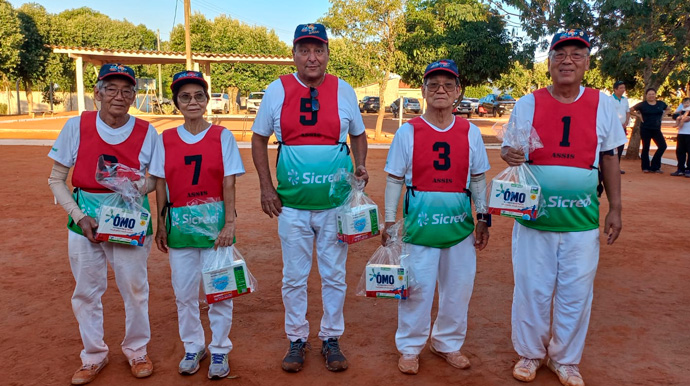 Reprodução/Arquivo Pessoal - Da direita para esquerda: Tutomu Fugihara (capitão), Yo Nishizawa, Edmilson, Fumiko Mise e Teruaki Mise - Foto: Reprodução/Arquivo Pessoal