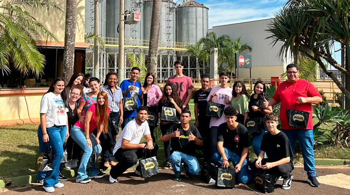 Reprodução/Arquivo Pessoal - Os alunos foram guiados por um tour pelas instalações da fábrica, onde puderam acompanhar de perto cada etapa do processo de produção - Foto: Reprodução/Arquivo Pessoal