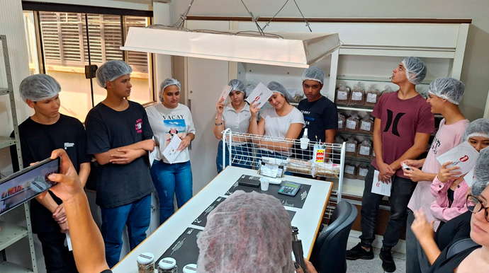 Reprodução/Arquivo Pessoal - Os estudantes mergulharam nos bastidores da produção do café, alinhando conhecimentos teóricos adquiridos em sala de aula com a prática profissional - Foto: Reprodução/Arquivo Pessoal