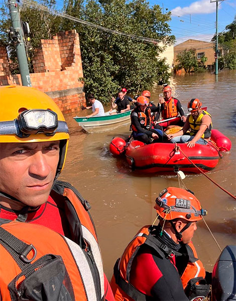 Divulgação - Capitão Franco e equipe, durante resgate da égua Caramelo - Foto: Divulgação/Corpo de Bombeiros de SP