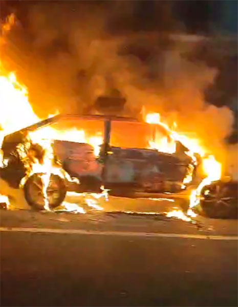 Divulgação - Veículo ficou consumido pelas chamas - Foto: Divulgação