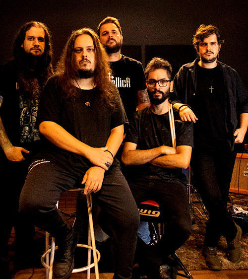 Divulgação - Da esquerda para a direita: Lucas Colavite (guitarra), Thiago Colavite (vocal), Marcos Downer (baixo), João Chico (bateria) e Danilo Colavite (guitarra) - Foto: Divulgação