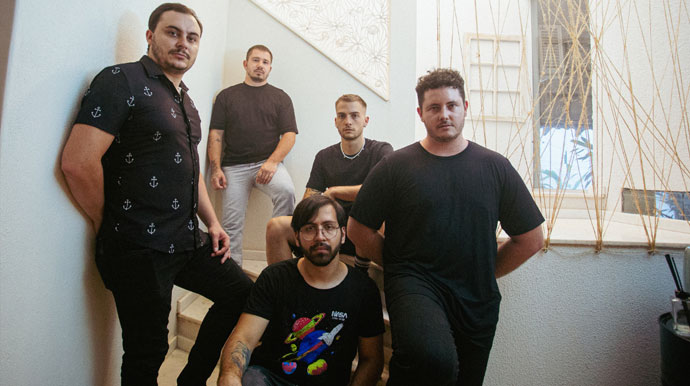 Divulgação - Da esquerda para a direita: Marcos Augusto (baixista), Rafa Botoso (guitarra), Ricardo Rizeto (vocalista), ao fundo Anderson Ribeiro (guitarra) e Caio Catrina (bateria) - Foto: Divulgação