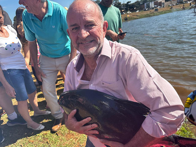 Portal AssisCity - O Prefeito de Assis, José Fernandes, com um dos peixes doados pelo Pesqueiro Esmeralda para o torneio - Foto: Portal AssisCity