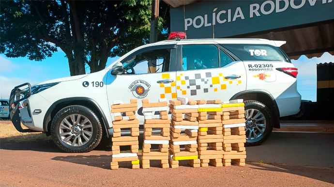 Divulgação/Policia Militar Rodoviária - A droga foi encontrada no porta-malas do veículo - Foto: Divulgação/Policia Militar Rodoviária