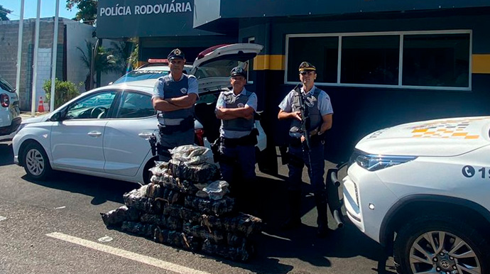 Divulgação/Policia Militar Rodoviária - No veículo do casal foram localizados vários pacotes da droga skunk escondidos no porta-malas - Foto: Polícia Militar Rodoviária