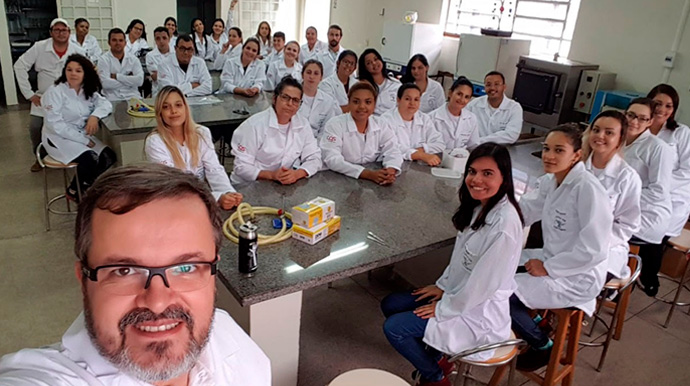 Divulgação - Estudantes do curso técnico de Enfermagem durante aula em um dos laboratórios da Etec Pedro D'Arcádia Neto - Foto: Divulgação