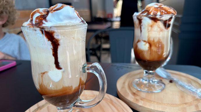 Portal AssisCity - Na Tekofee você encontra o Afogatto, café quente com sorvete de creme, calda de chocolate e chantilly - Foto: Portal AssisCity