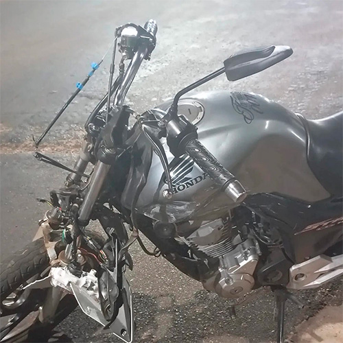 Reprodução/Arquivo Pessoal - A moto que Luhander usava para trabalhar ficou danificada após o acidente - Foto: Reprodução/Arquivo Pessoal