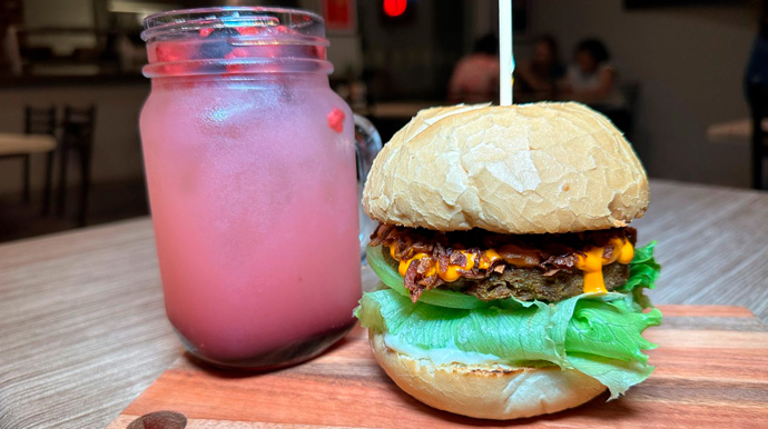 Portal AssisCity - O Pedro's também oferece hambúrguer vegano com red lemonade para deixar seu lanche ainda mais delicioso - Foto: Portal AssisCity