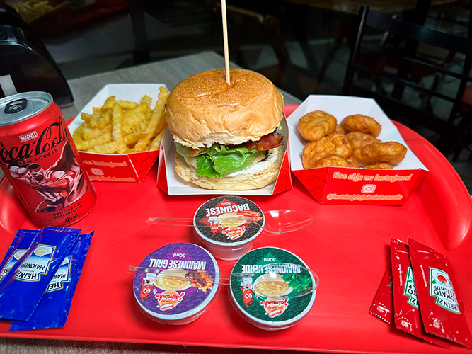 Portal AssisCity - Conhecido pelos hot dogs, o Jaiminho também oferece deliciosos hambúrgueres com acompanhamento - Foto: Portal AssisCity