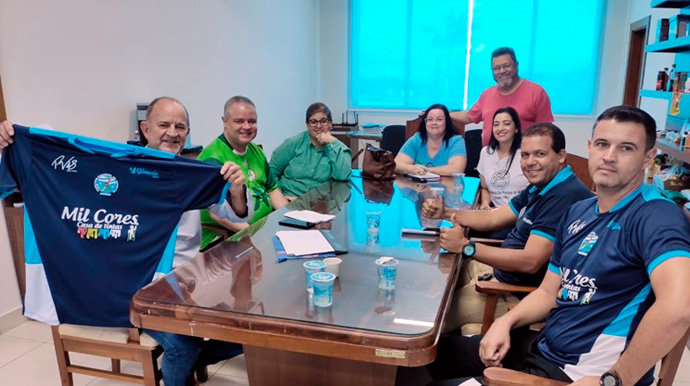 Reprodução/Departamento de Comunicação - O prefeito José Fernandes exibe a camisa da equipe de Assis na competição, ao lado dos organizadores e colaboradores do evento - Foto: Reprodução/Departamento de Comunicação