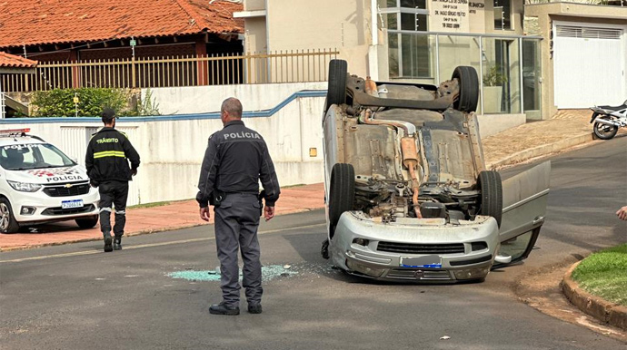 Portal AssisCity - Homem que capotou veículo em Assis foi preso por embriaguez e por não ter CNH - FOTO: Portal AssisCity