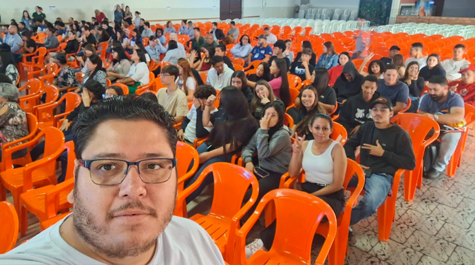 Divulgação - Após a palestra, os estudantes se dirigiram ao salão paroquial da igreja matriz, onde puderam visitar diversos estandes de empresas presentes na feira - Foto: Divulgação