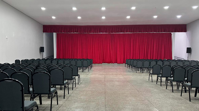 Portal AssisCity - O Centro Cultural conta com um anfiteatro com capacidade para 350 pessoas, equipado com painel de LED - Foto: Portal AssisCity