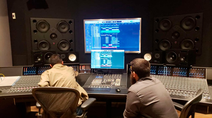 Divulgação - Equipe de engenheiros de som do estúdio Midas Music durante a gravação da música 