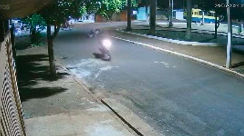 Reprodução - Moto atropela idosa em Palmital após motociclista perder controle ao enroscar o pescoço em fio solto