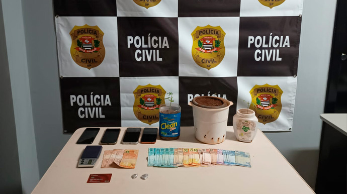 Divulgação/Polícia Civil - Também foram apreendidos valores, cartões bancários, aparelhos celulares e objetos relacionados ao tráfico de drogas - Foto: Divulgação/Polícia Civil