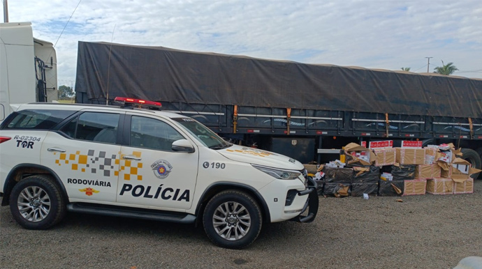 Polícia Rodoviária/Divulgação - 1500 celulares escondidos em carga de azeitonas são apreendidos pela Polícia Rodoviária em Florínea - FOTO: Polícia Rodoviária/Divulgação