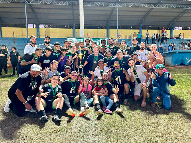 Divulgação - A equipe do REC de Tarumã com o troféu do Campeonato Regional de Futebol de Pedrinhas Paulista - Foto: Divulgação