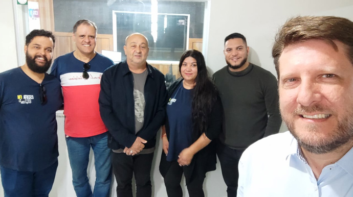 Divulgação - Rafael, Betinho, Padre Vicente, Diana, Thiago e Adriano (diretor técnico) - Foto: Divulgação