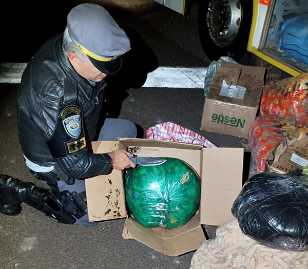 Divulgação/Polícia Militar Rodoviária - As mulheres presas em flagrante foram encaminhadas à Polícia Federal, em Marília - FOTO: Divulgação/Polícia Militar Rodoviária