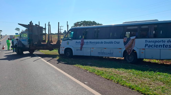 Reprodução/Redes Sociais - Ônibus da saúde de Osvaldo Cruz retornava à cidade após levar pacientes para tratamento em Marília - Foto: Reprodução/Redes Sociais