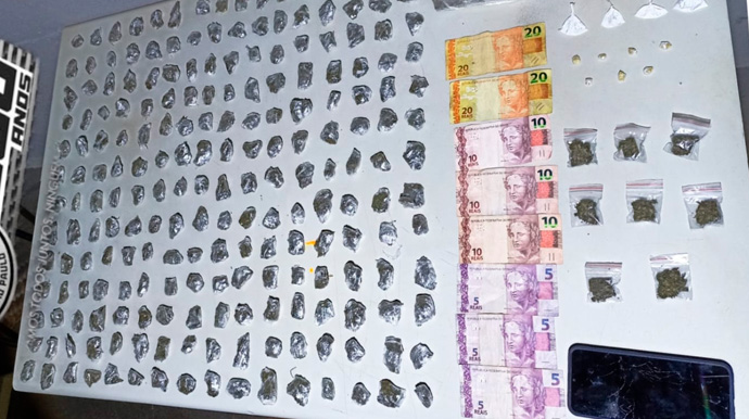 Reprodução/Polícia Militar - Na casa do adolescente foram encontradas 217 porções de maconha, 7 porções de crack e 4 porções de cocaína - Foto: Reprodução/Polícia Militar