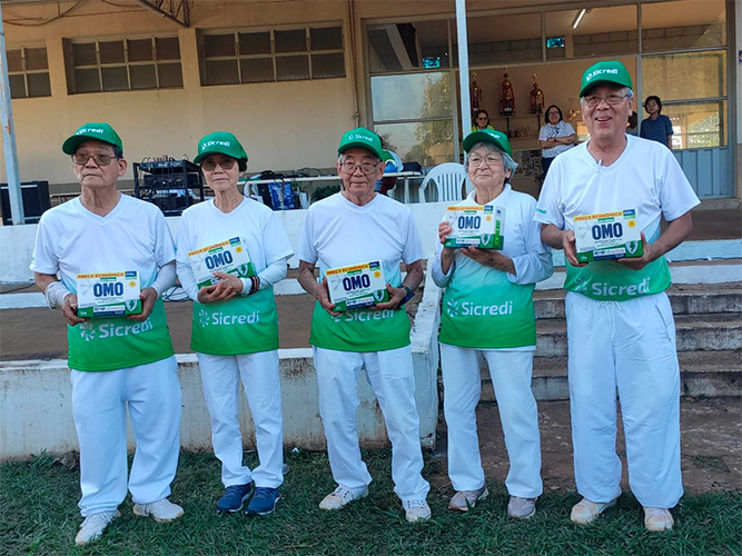 Reprodução/Arquivo Pessoal - Da esquerda para a direita: Yo Nishizawa,  Fumiko Mise, Teruaki Mise, Emiko Watanabe (de Ourinhos) e Tutomu Fugihara (capitão) - Foto: Reprodução/Arquivo Pessoal