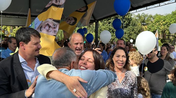 Portal AssisCity - Chegada dos pré-candidatos Cristiani Silvério e Fábio Nossack na conveção: Portal AssisCity