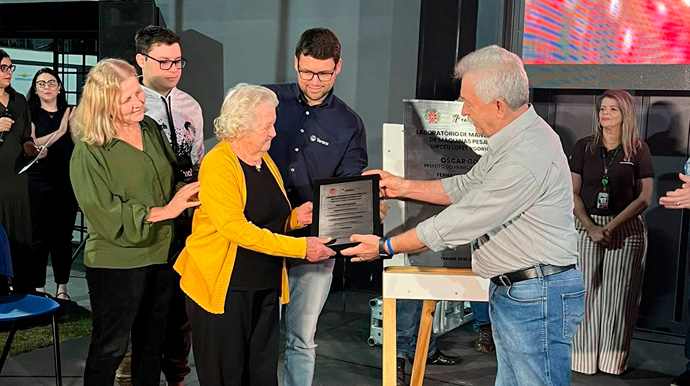 Divulgação - O Prefeito Oscar Gozzi com a família de Dirceu Lopes Rodrigues, que foi homenageado dando nome ao laboratório - Foto: Divulgação