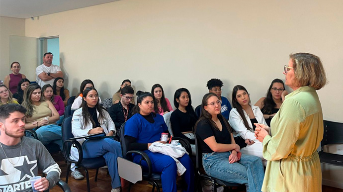 Divulgação - Durante o evento, os alunos receberam orientações que abrangeram desde protocolos de atendimento e segurança do paciente até diretrizes de interação com a equipe multidisciplinar e pacientes - Foto: Divulgação