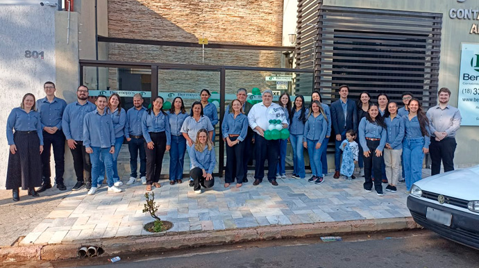 Divulgação - Colaboradores da Bermejo's Contabilidade Empresarial comemorando 45 anos de sucesso em Assis - Foto: Divulgação