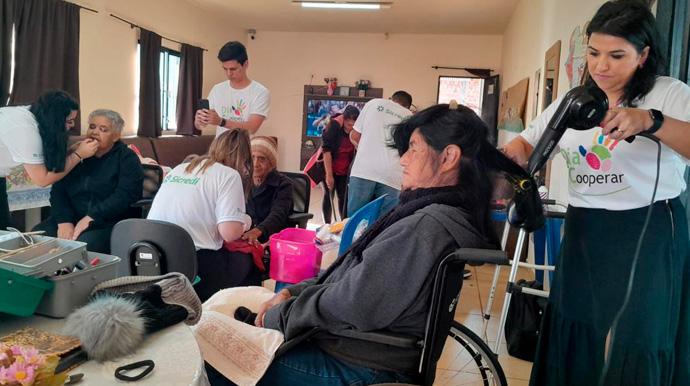 Divulgação - Em celebração ao Dia dos Avós, as mulheres tiveram um dia da beleza, com salão, manicure e maquiagem - Foto: Divulgação