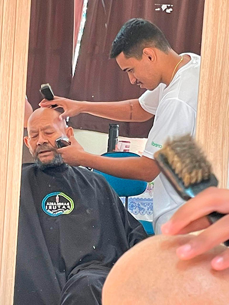 Divulgação - Para os homens foi oferecido corte de cabelo e barba - Foto: Divulgação