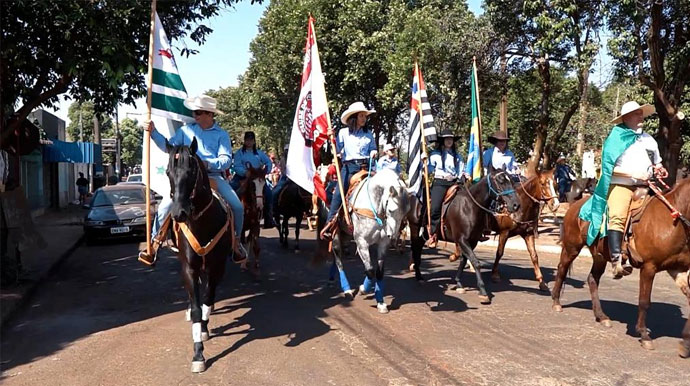 Reprodução/Redes Sociais - Tradicional cavalgada do Gigante Vermelho é neste domingo, 04 - Foto: Reprodução/Redes Sociais