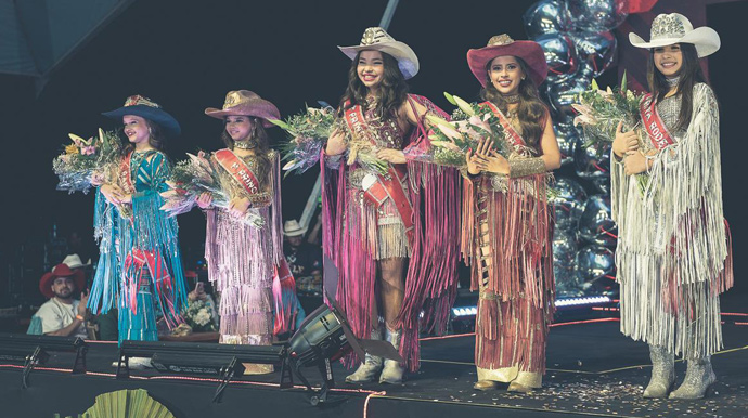 Rodrigo Produções - A corte mirim do Gigante Vermelho 2024, formada por Analu Ribeiro Silva, Manuela Gonçalves, Maria Valentina Deliberador, Livia Cavassini e Ana Julia da Silva Leite - Foto: Rodrigo Produções