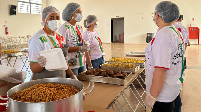 Portal AssisCity - Toda a comida foi preparada pelas nonas e servida por voluntários da paróquia - FOTO: Portal AssisCity