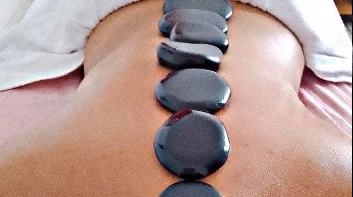 Divulgação - A massagem com pedras quentes é perfeita para liberar a tensão e aliviar dores musculares - Foto: Divulgação