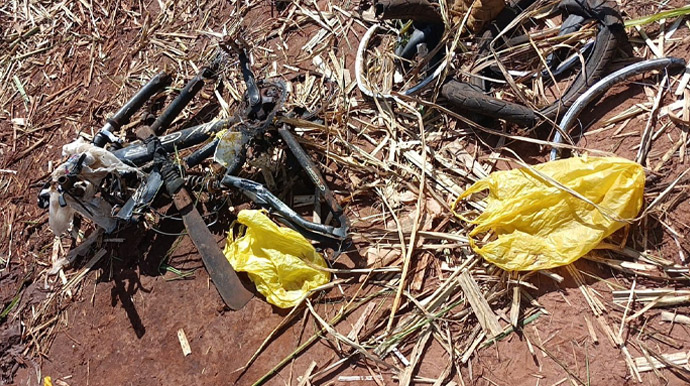 Polícia Civil/Divulgação - Restos da bicicleta encontrada pelos trabalhadores rurais - FOTO: Polícia Civil/Divulgação