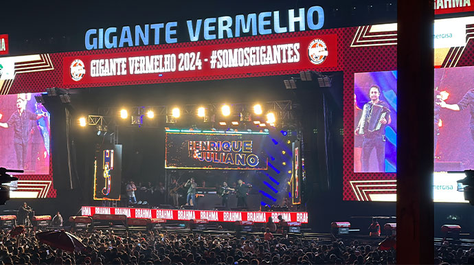 AssisCity - Show de Henrique e Juliano reuniu cerca de 30 mil pessoas no Gigante Vermelho - Foto: AssisCity