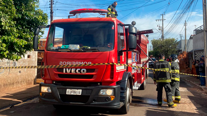 Reprodução/Redes Sociais - O Corpo de Bombeiros de Cândido Mota esteve no local para conter o fogo - Foto: Reprodução/Redes Sociais