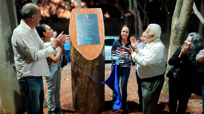 Reprodução/Departamento de Comunicação - O Prefeito José Fernandes, a primeira dama Luciana Barreto, a Secretária Municipal de Agricultura e Meio Ambiente, Ana Paula Marques e o vice-prefeito Aref Sabeh durante a inauguração do novo Parque das Águas Colinas Eldorado - Foto: Reprodução/Departamento de Comunicação