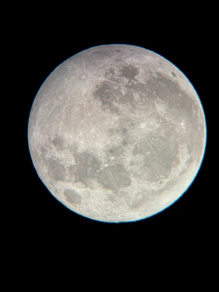 Reprodução/Paulo Machado - Registro da Superlua feito com iPhone 15 Pro com o auxílio de um telescópio Coletti 115mm - Foto: Reprodução/Paulo Machado