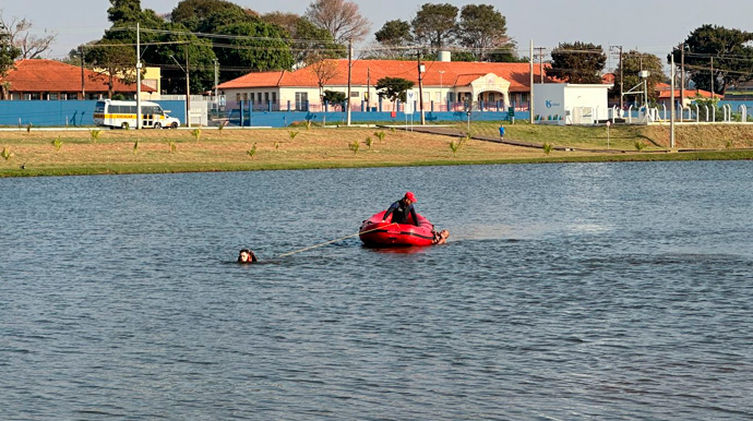 Portal AssisCity - Idoso precisou ser retirado a força pelo Corpo de Bombeiros - Foto: Portal AssisCity