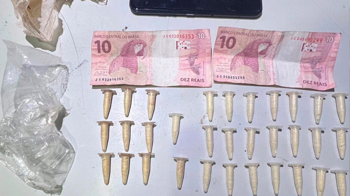 Reprodução/Polícia Militar - Com o adolescente foram encontrados pinos de cocaína, um celular e a quantia de R$20,00 - Foto: Reprodução/Polícia Militar