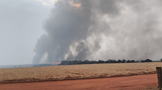 Reprodução/Redes Sociais - O fogo iniciou em uma área de vegetação na região do Brindão de Ouro, em Tarumã, e se espalhou para Assis e Cândido Mota - Foto: Reprodução/Redes Sociais