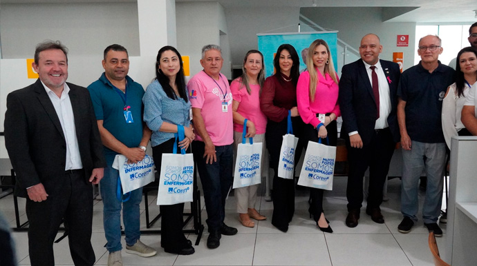 Comunicação/COREN-SP - Presidente do Coren-SP, Sérgio Cleto (mais à esquerda), na inauguração da unidade do Coren-SP no Poupatempo em Registro, em 2023. O planejamento da gestão 2024-2026 do Coren-SP é expandir em 94% o número de suas unidades de atendimento por todo o estado - Foto: Comunicação/COREN-SP